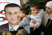 La mujer de Mohamed Al Qiq y sus hijos.-EFE / ABED AL HASHLAMOUN