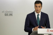 El secretario general del PSOE, Pedro Sánchez, durante su comparecencia ante los medios tras ser aprobada la declaración independentista en el Parlament.-JOSÉ LUIS ROCA