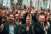 Varios alcaldes saludan al expresidente Puigdemont, fuera de la imagen, en Bruselas.-STEPHANIE LECOCQ