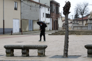 Un vecino el domingo en Quintana Redonda. LUIS ÁNGEL TEJEDOR