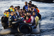 Una balsa con inmigrantes en el Mediterráneo.-DIMITAR DILKOFF (AFP)