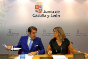 Juan Carlos Suárez-Quiñones y Milagros Marcos en la presentación del plan de promoción de la biomasa forestal.-ICAL