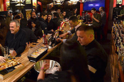 Camareros en un bar de Soria. /A.M.-