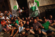Miembros de movimientos Stop Desahucios y PAH bloquean la puerta de la vivienda de Rebeca Heredia, en Málaga, para evitar su desalojo, aplazado hasta octubre.-Foto: REUTERS | JON NAZCA