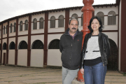 Los jurados de la cuadrilla de Santo Tomé, San Clemente y San Martín de 2013, José Antonio García y Begoña González, junto a la plaza de toros. / VALENTÍN GUISANDE-
