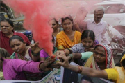 Mujeres indias celebran la muerte de cuatro sospechosos de violar y matar a una mujer en Shadnagar, el viernes 6 de diciembre del 2019, el mismo día en que falleció otra joven violada que fue quemada al ir a testificar.-AP PHOTO / AJIT SOLANKI