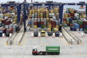 Terminal de contenedores en el puerto de Barcelona.-DANNY CAMINAL