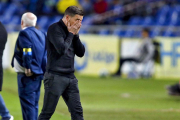 Luis Carrión se lamenta del mal juego y de la derrota de su equipo en Las Palmas.-Área 11