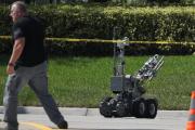 Un robot de desactivación de explosivos en la oficina de correos de Miami de donde se sospecha que salieron los paquetes bomba.-JOE RAEDLE / AFP