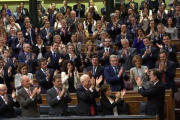 Mariano Rajoy, aplaudido por la bancada del PP en su investidura.-DAVID CASTRO