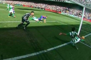 El 'gol fantasma' del Barça en el campo del Betis.-