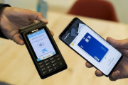 Demostración de pago con el móvil de Samsung Pay y CaixaBank.-JORDI COTRINA