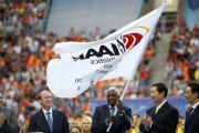 El relevo de la bandera, en el Mundial de Moscú; de la capital rusa a Pekín 2015.-Foto: AP / ALEXANDER ZEMLIANICHENKO