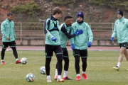 Curro Sánchez volvía ayer a los entrenamientos con el Numancia tras diez días en el dique seco. MARIO TEJEDOR