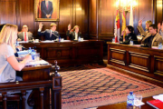 Una de las votaciones del pleno en la que los concejales del PSOE se muestran a favor del punto debatido. / Á.M.-