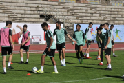 La plantilla del Numancia en un entrenamiento para prepara el partido de esta tarde ante el Fuenlabrada.-Valentín Guisande