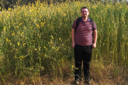 Carlos Martín ,ante una de las plantaciones con las que se realizaron los ensayos. E. M.