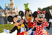 El parque temático Disneyland París.-