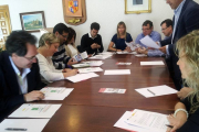 Asistentes a la reunión que se celebró ayer en el Ayuntamiento de Ólvega-Cámara
