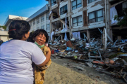 Una mujer llora mientras los miembros del personal de rescate buscan victimas bajo los escombros de un hotel tras el terremoto y posterior tsunami en Palu  Indonesia.-IQBAL LUBIS (EFE) / EPA