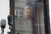 El fundador de WikiLeaks, Julian Assange, detrás de una ventana del edificio de la embajada ecuatoriana en Londres.-AP / FRANK AUGSTEIN