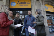 Afectados por el cierre de Austral Viatges ante la oficina cerrada, esta tarde.-FERRAN NADEU