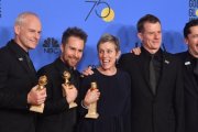 Martin McDonagh, Sam Rockwell, Frances McDormand, Graham Broadbent y Peter Czernin posan con los Globos de Oro obtenidos por Tres anuncios en las afueras.-AFP