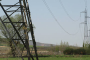 Imagen de la única línea de transporte eléctrico que hay en la comarca a su paso por San Esteban. / JAVIER SOLÉ-