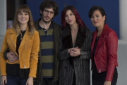 Alba Ribas, Quim Gutiérrez, Natalia Tena y la directora, Laura Mañà (de izquierda a derecha), este miércoles, en un descanso del rodaje.-ALBERT BERTRAN