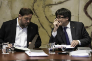 Oriol Junqueras y Carles Puigdemont, el martes, en la reunión del Consell Executiu-JOAN CORTADELLAS