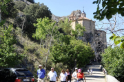 Turistas en las proximidades de San Saturio junto al río Duero.-ÁLVARO MARTÍNEZ