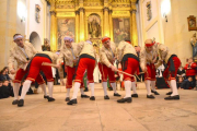 Los danzantes de San Leonardo llenan la iglesia-R.F.