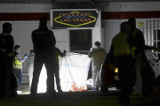 La Policía tapa con una sábana los cuerpos de los dos fallecidos a tiros ayer en el Club ‘Las Vegas’ de Medina del Campo. / EFE-