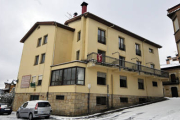 La residencia de ancianos de Navaleno, cuyo cierre está sobre la mesa. / ÁLVARO MARTÍNEZ-