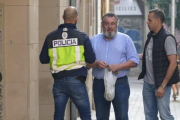 Víctor Terradellas, junto a dos agentes en la sede de Ciutat Vella en mayo del 2018, cuando fue detenido.-RICARD FADRIQUE