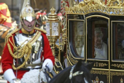 Isabel II llega en carroza al palacio de Westminster, este miércoles.-Foto: REUTERS / NEIL HALL