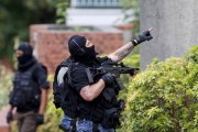 Policías en la escena del atentado en Saint-Etienne-du-Rouvray, ayer.-REUTERS / PASCAL ROSSIGNOL