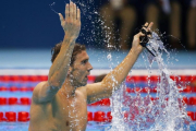 Phelps, exultante, celebra una de sus dos nuevas medallas de oro en Río.-PATRICK B KRAEMER / EFE