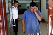 Abdullah Kudri, el padre del niño ahogado en una playa turca, sale del tanatorio.-REUTERS/MURAD SEZER
