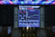Panel informativo de la Bolsa de Madrid que muestra la evolucion del principal indicador de la Bolsa espanola  el IBEX 35.-EFE / ZIPI