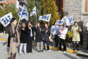 Las trabajadoras de la residencia durante la concentración del pasado lunes. / VALENTÍN GUISANDE-