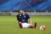 Benzema, tras sufrir una entrada en el amistoso de Francia ante Armenia, este jueves.-AFP / VALERY HACHE