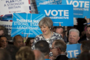 La primera ministra britanica, Theresa May, en uno de sus últimos actos de campaña.-JON SUPER / EFE