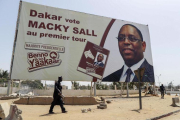Propaganda del presidente Sall en Dakar.-EFE / NIC BOTHMA