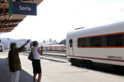 Tren de la serie TRD 594, ayer en la estación de Soria. / ÁLVARO MARTÍNEZ-