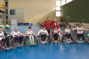 El equipo del CAI Deporte Adaptado, ganador del Nacional de quad rugby, en la pista del polideportivo de Ólvega.-HDS