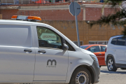 Un vehículo funerario en las inmediaciones del Santa Bárbara esta misma semana. MARIO TEJEDOR