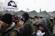 Un grupo de veteranos de guerra, concentrados en el campamento de Oceti Sakowin en plena nevada, cerca de Cannon Ball (Dakota del Norte), este lunes.-REUTERS / LUCAS JACKSON