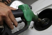 Un conductor repone gasolina.-