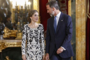 Felipe Varela acusado de plagiar el vestido de Letizia del 12 de octubre.-J FDEZ - LARGO